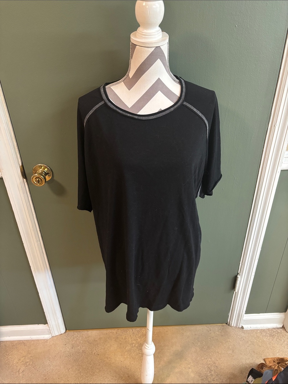 Black Women's Short Sleeve Scoop Neck Top